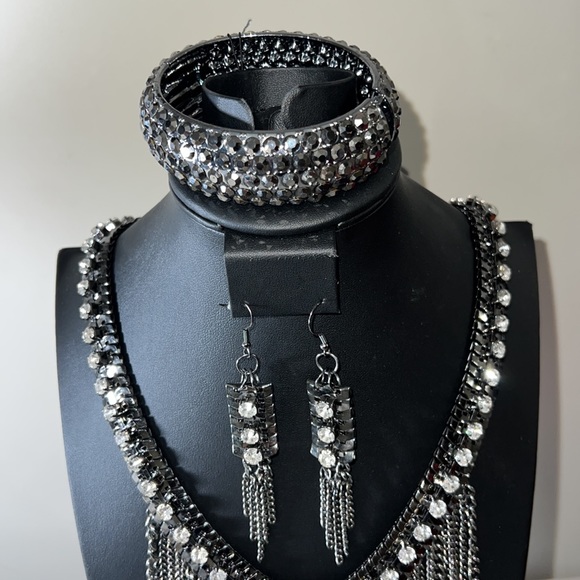 NWOT Gunmetal with Rhinestones Necklace Set - Picture 2 of 2